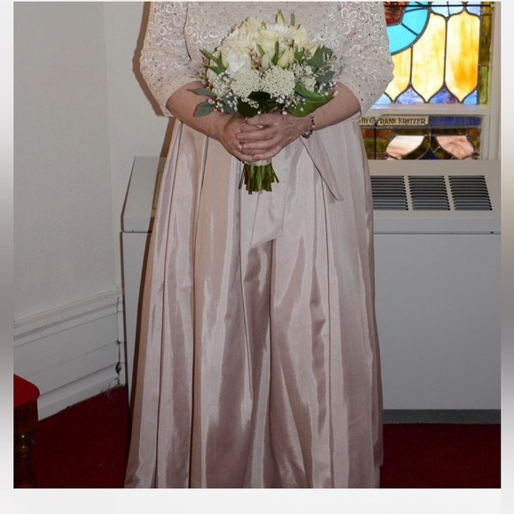 Elegant Champagne Lace and Shantung Evening Gown - Picture 7 of 8